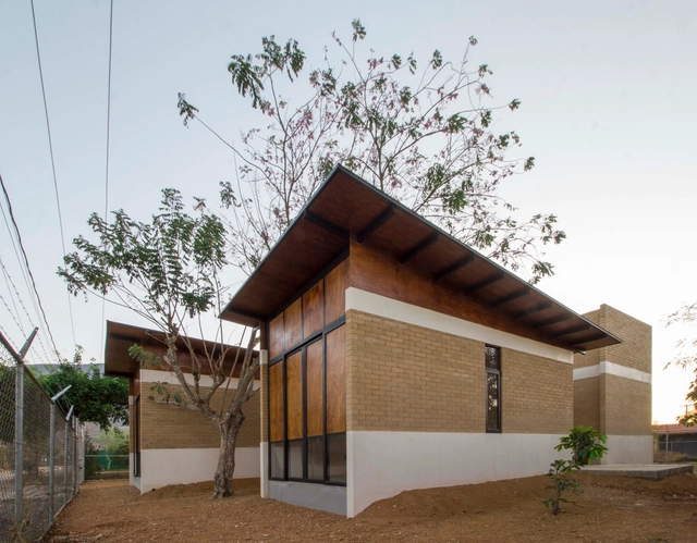 Casa Salvador / Apaloosa Estudio de Arquitectura y Diseño + Walter Flores Arquitecto - Fotografía exterior, Casas, Fachada