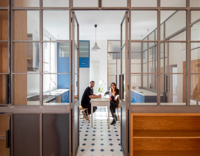 Vivienda Solaris  / Camila Kuncar + Ignacio Aguado - Fotografía interior, Apartamentos, Puerta, Fachada, Mesas, Sillas