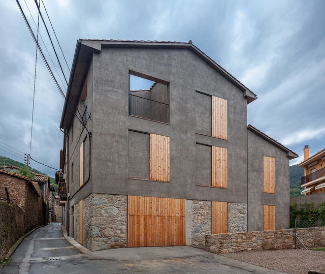 La última casa  / Arnau estudi d'arquitectura - Fotografía exterior, Casas, Fachada, Puerta