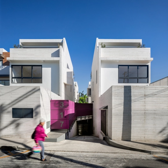 Edificio Cóndor 317 / JVCarqs. - Fotografía exterior, Casas, Fachada, Escaleras