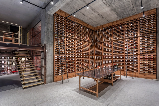 Vineria Wine Cellar / NS Studio - Interior Photography, Winery, Beam