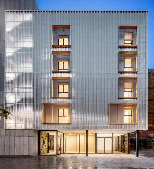 Aprop Ciutat Vella Vivienda táctica de emergencia / Straddle3 + Eulia Arkitektura + Yaiza Terré - Fotografía exterior, Apartamentos, Fachada, Puerta