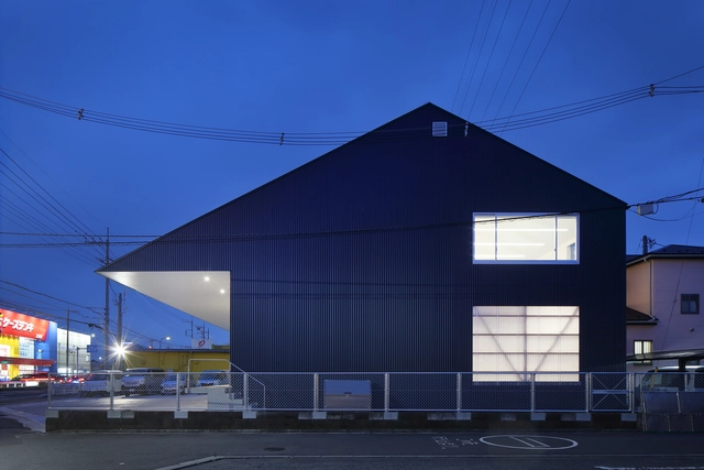 Bodega en Ageo  / Arii Irie Architects - Edificio De Oficinas