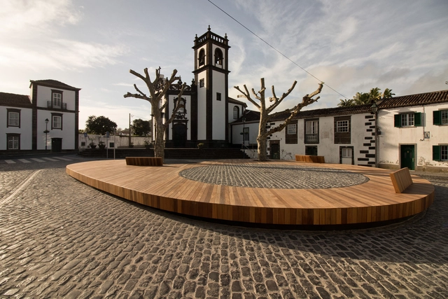Requalificação urbana do largo da Igreja / Paulo Vieitas + Alexandre Picanço - Fotografia de Exterior, Praça, Fachada, Arco