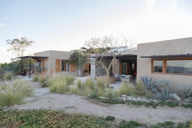 Casa nido de halcón / FabrikG - Fotografía exterior, Casas, Jardín, Fachada, Puerta