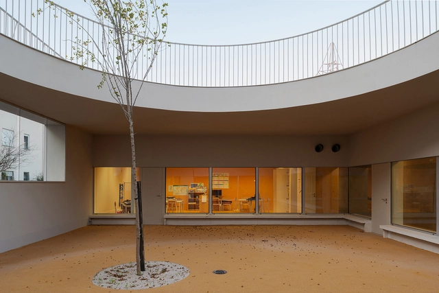 Escola básica e jardim infantil de Caselas / Site Specific Arquitectura + Patrícia Marques e Paulo Costa - Fotografia de Exterior, Escola Primária, Fachada