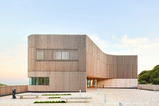 Centro de medicina comparativa y bioimagen / Calderon-Folch Studio + Sarsanedas Arquitectura + COMA Arquitectura + Mario Nahra - Fotografía exterior, Laboratorio, Fachada