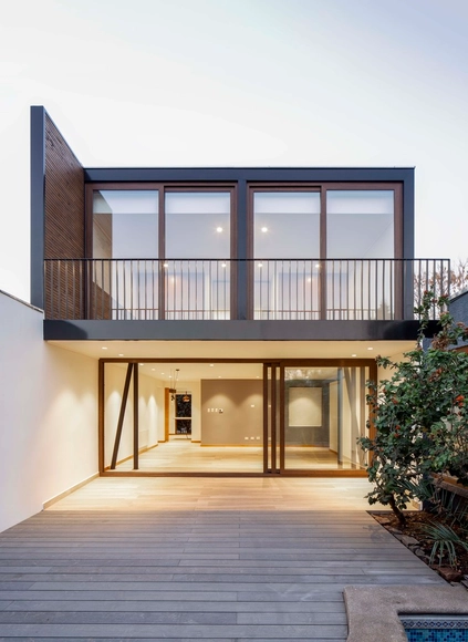 Casa Lerida / Cristian Yazigi + Crescente Böhme Alemparte  - Fotografía exterior, Ampliación, Patio interior, Fachada, Escaleras, Puerta, Barandas, Balcón