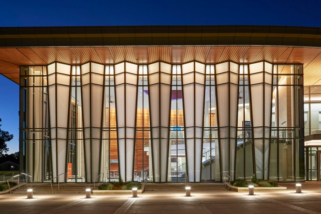Jay and Susie Gogue艺术表演中心 / Wilson Butler Architects - 建筑图, 演艺中心, 表皮, 柱