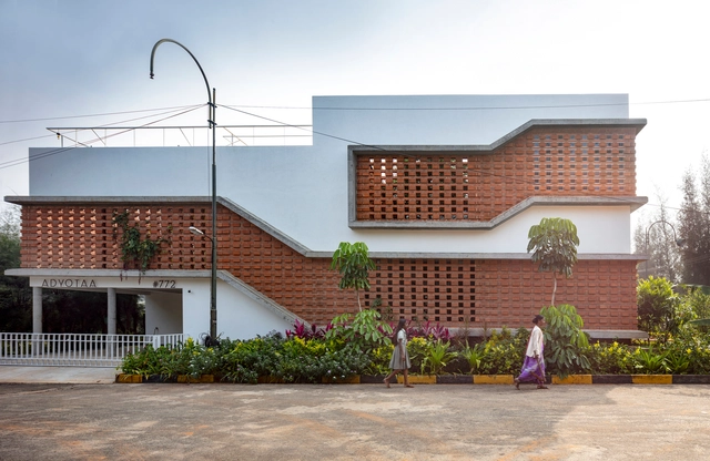 Casa 'Inside Out' / Gaurav Roy Choudhury Architects GRCA - Casas