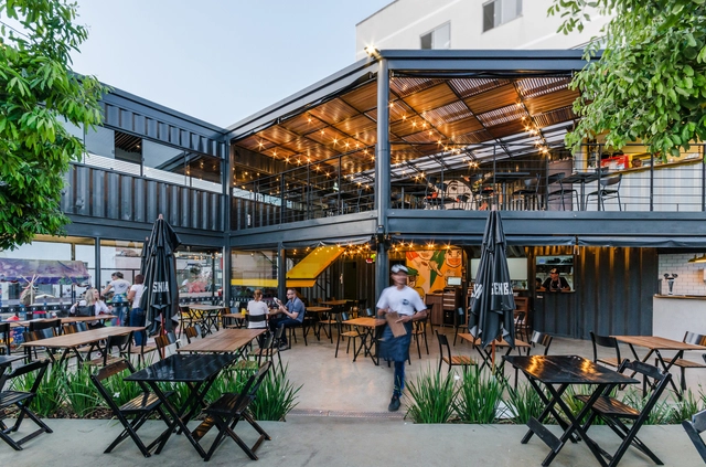Doca Steak Burger / Meius Arquitetura - Fotografia de Exterior, Restaurante, Pátio, Fachada, Viga, Mesa, Cadeira