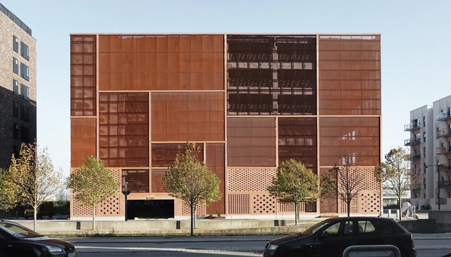 Casa con Estacionamiento Ejler Bille / JAJA Architects - Estacionamiento