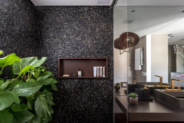 Interiores brasileiros: 11 projetos com vegetação interna - Imagem de Destaque