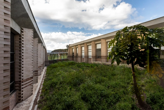 Hogar del Abuelo de Tocancipá / Rizoma Proyectos - Fotografía exterior, Asilo, Jardín, Fachada