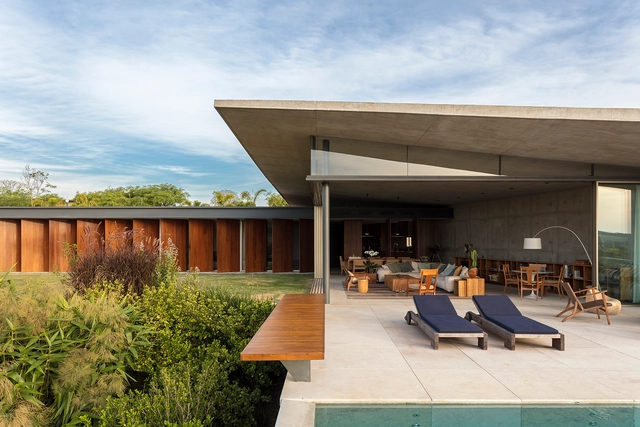 Casas brasileiras: 20 residências que diluem os limites entre interior e exterior - Imagem de Destaque