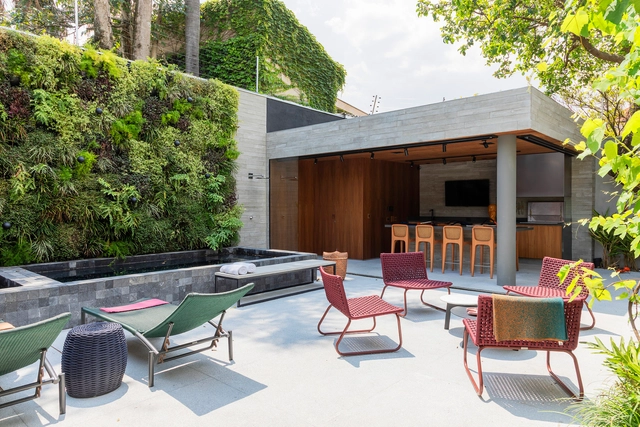Casas brasileiras: 14 residências com jardins verticais - Imagem de Destaque