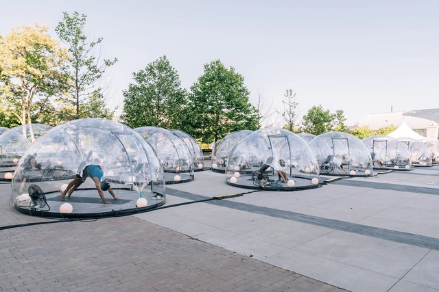 Cúpulas transparentes individuales para practicar yoga invaden los espacios al aire libre de Toronto - Imagen Principal
