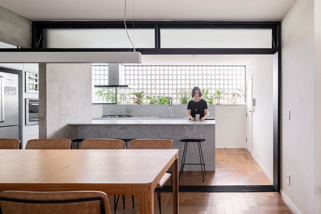 Apartment 308S / BLOCO Arquitetos - Interior Photography, Apartment Interiors, Kitchen, Table, Countertop, Chair
