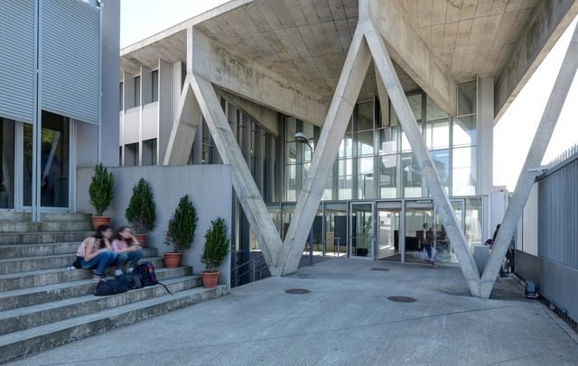 Escola Secundária de Barcelos / Cerejeira Fontes Architects - Fotografia de Interiores, Escola Secundária, Fachada, Viga, Corrimão