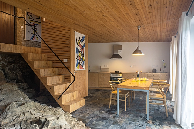 Casa no Gondramaz / Atelier do Corvo - Fotografia de Interiores, Casas, Cozinha, Escada, Viga, Porta, Fachada, Corrimão, Cadeira, Mesa