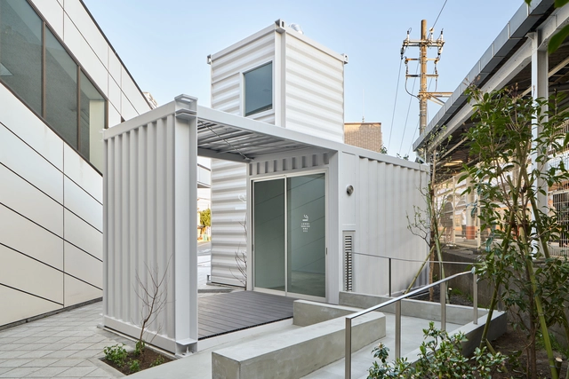 Espacio de fumadores en Tokio / R/URBAN DESIGN OFFICE - Fotografía exterior, Espacio Público, Escaleras, Puerta