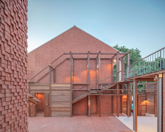 Baan Pomphet Hotel and Restaurant / onion - Exterior Photography, Restaurant, Handrail