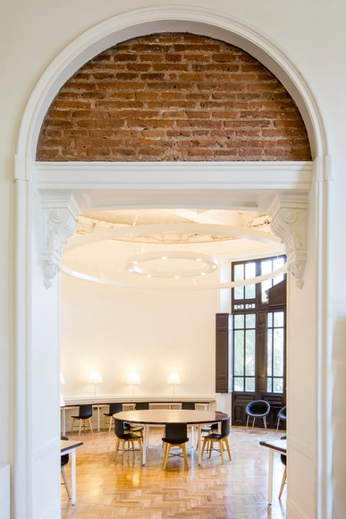 Biblioteca Museo Nacional de Bellas Artes / Oficina Bravo - Fotografía interior, Renovación, Puerta, Arco, Pilares, Fachada, Fijación Vigas, Mesas, Sillas
