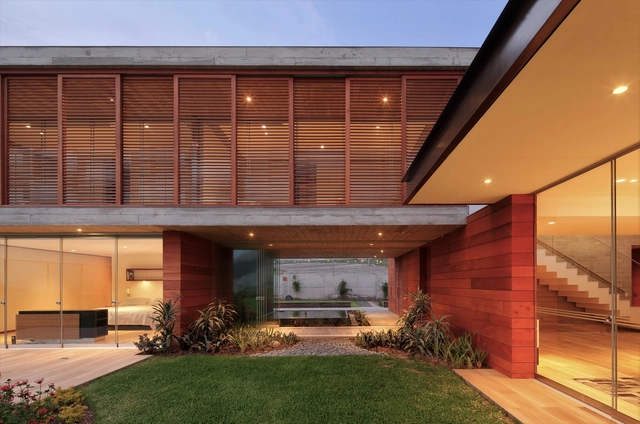 Casa en la Quebrada / Metropolis - Fotografía exterior, Casas, Patio interior, Fachada, Puerta