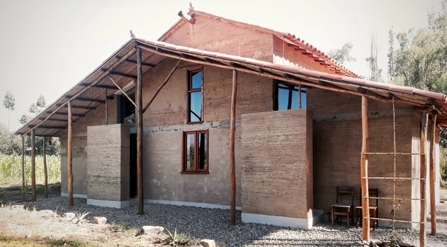 Casa experimental de Tapial / Estudio de Arquitectura y Planificación Kaiser - Fotografía exterior, Casas, Fachada, Puerta