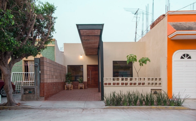 Casa Retazo / Apaloosa Estudio de Arquitectura y Diseño - Fotografía interior, Sustentabilidad, Patio interior, Fachada, Puerta