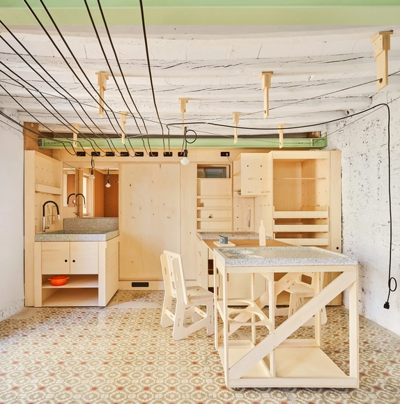 Almacén comunitario y vivienda para viajeros Alfondac /  Aixopluc - Fotografía interior, Patrimonio, Cocina, Fijación Vigas, Mesas, Sillas, Encimera
