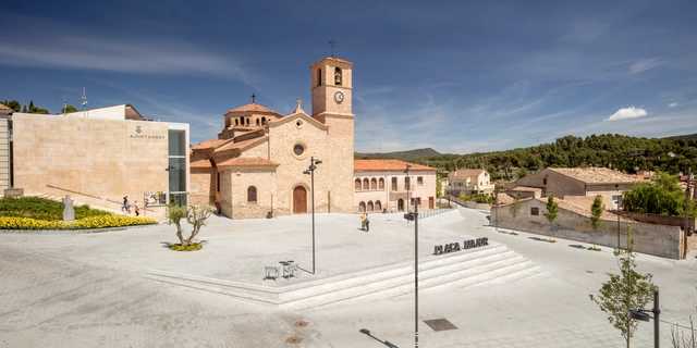 Remodelación de la Plaza Mayor de Ódena / SCOB Arquitectura y paisaje - Fotografía exterior, Renovación, Puerta, Fachada, Arco