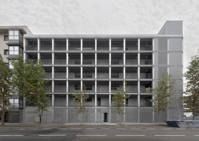 Edificio Carabanchel 34. Manubuild Fase II  / RLA - Fotografía exterior, Sustentabilidad Y Diseño Ecológico, Puerta, Fachada