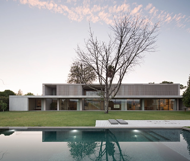 Casa em Soutelo / AZO. Sequeira Arquitectos Associados - Fotografia de Exterior, Renovação, Jardim, Fachada