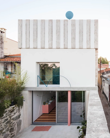 Casa em Fontainhas / fala - Fotografia de Exterior, Casas, Fachada, Porta, Escada, Iluminação