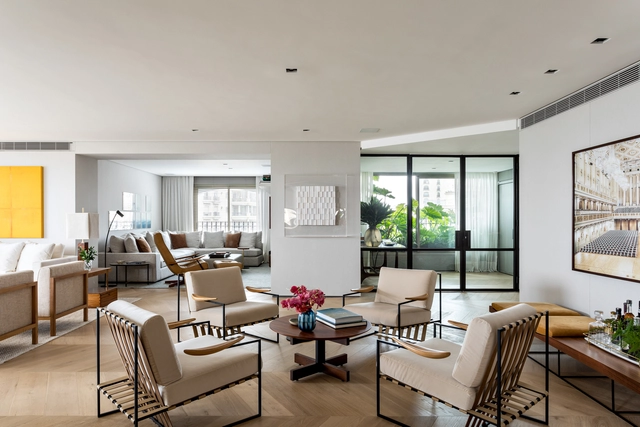 Apartamento BM / Dado Castello Branco Arquitetura - Fotografia de Interiores, Edifício De Apartamentos, Cozinha, Porta, Mesa, Cadeira