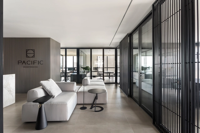 Escritório Incorporadora Pacific / Belotto Scopel Tanaka Arquitetura - Fotografia de Interiores, Escritórios, Porta, Fachada, Iluminação, Mesa, Cadeira
