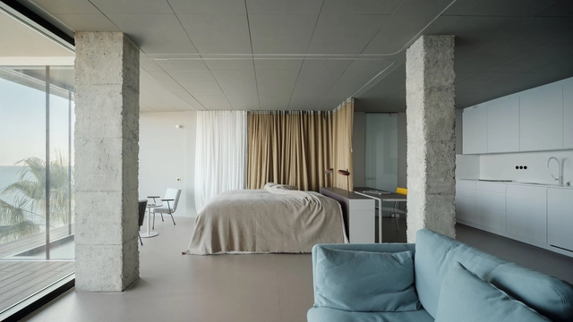 Apartamento Torremuelle. Una habitación mirando al mar  / Estudio Primitivo González | eGa - Fotografía interior, Interiores De Apartamentos, Dormitorio