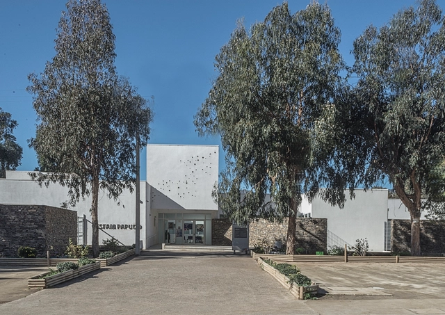 Centro de Salud Familiar de Papudo / Iglesis Arquitectos - Fotografía exterior, Centro De Salud, Fachada, Puerta, Arco