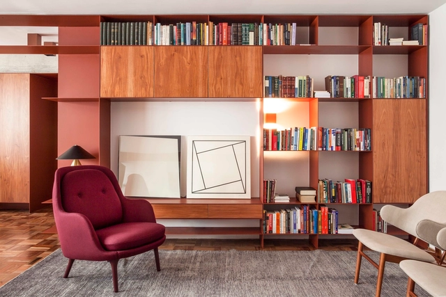 Interiores brasileiros: 17 apartamentos com estantes de chapa metálica - Imagem de Destaque