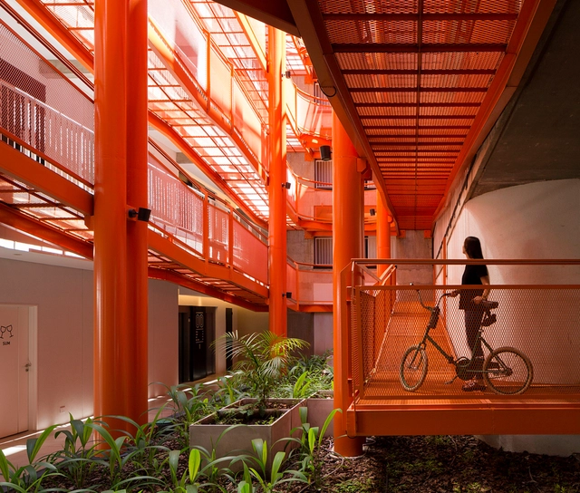 Escaleras exteriores en edificios residenciales: 10 proyectos con espacios de circulación abiertos en Argentina  - Imagen Principal