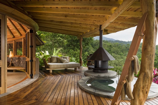 Origins Lodge / Patrick Rey + Gaia Studio - Fotografía interior, Sustentabilidad Y Diseño Ecológico, Terraza, Fijación Vigas, Mesas
