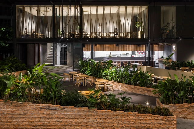 “筷子”立面，越南一风堂拉面店 / Takashi Niwa Architects - 餐厅