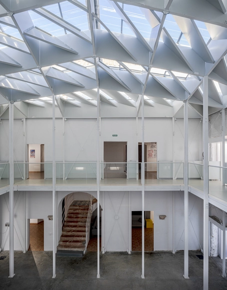 Habilitación de la Casa Surga para Centro Cultural / Nd_Arquitectos - Sustentabilidad, Fachada, Fijación Vigas, Sillas