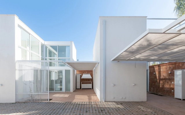 Complejo de viviendas Azaleas / estudioLZ - Fotografía exterior, Vivienda Colectiva, Fachada, Puerta