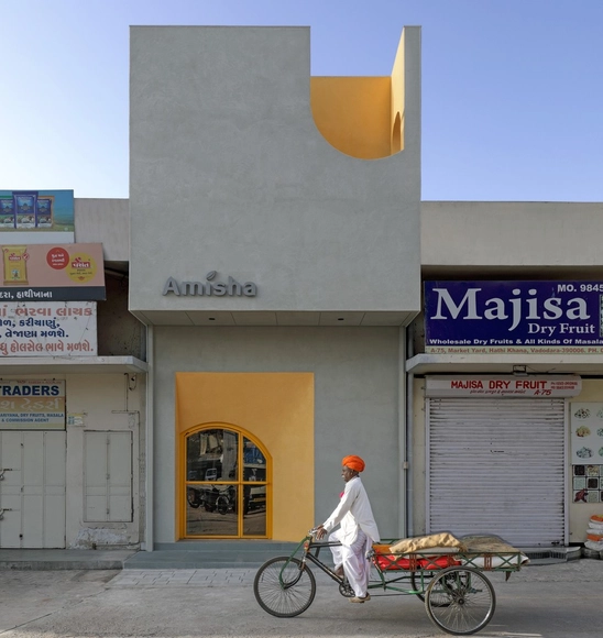 THE YELLOW BOX / TRAANSPACE - Offices Interiors, Door, Facade