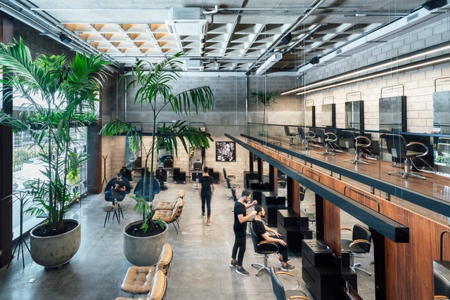 Salão de Beleza Kapo Patio 24 / Bruta Arquitetura - Fotografia de Exterior, Interiores De Espaços Para O Bem Estar, Viga, Mesa, Cadeira