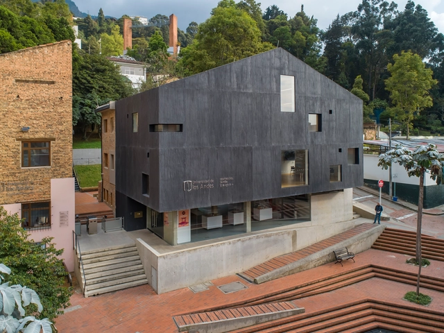 Centro del Japón	 / Álvaro Bohórquez Rivero + Maribel Moreno Cantillo - Fotografía exterior, Centro Cultural, Fachada, Escaleras