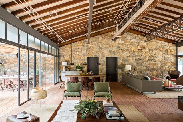 Ibiúna House / Memola Estúdio + Vitor Penha - Interior Photography, House Interiors, Beam, Facade, Table, Chair