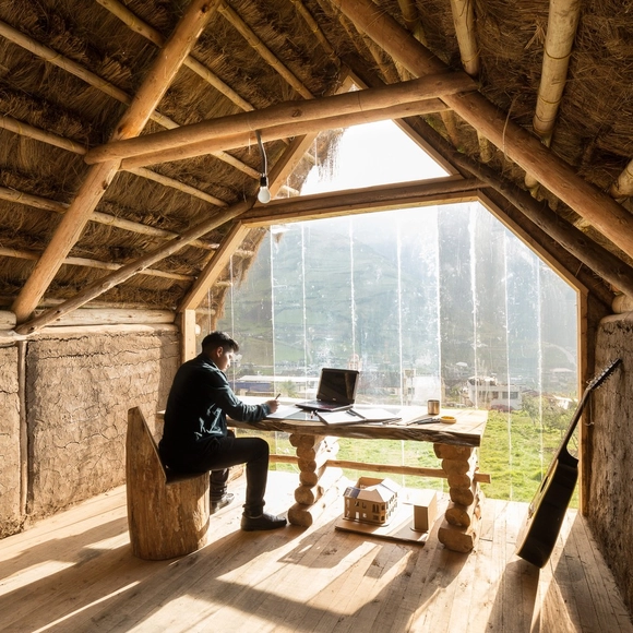 Kusy Kawsay / AL BORDE + UTI - Universidad Tecnológica Indoamérica + David Guambo - Fotografía interior, Preservación Histórica, Fijación Vigas, Mesas, Bancas, Bosque